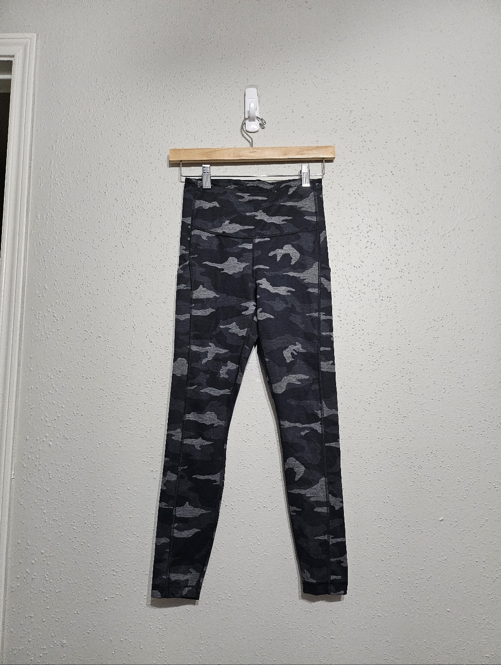 Athleta Camo Leggings XS Ultimate 7/8 Tight High Rise Yoga Gym Gray Black